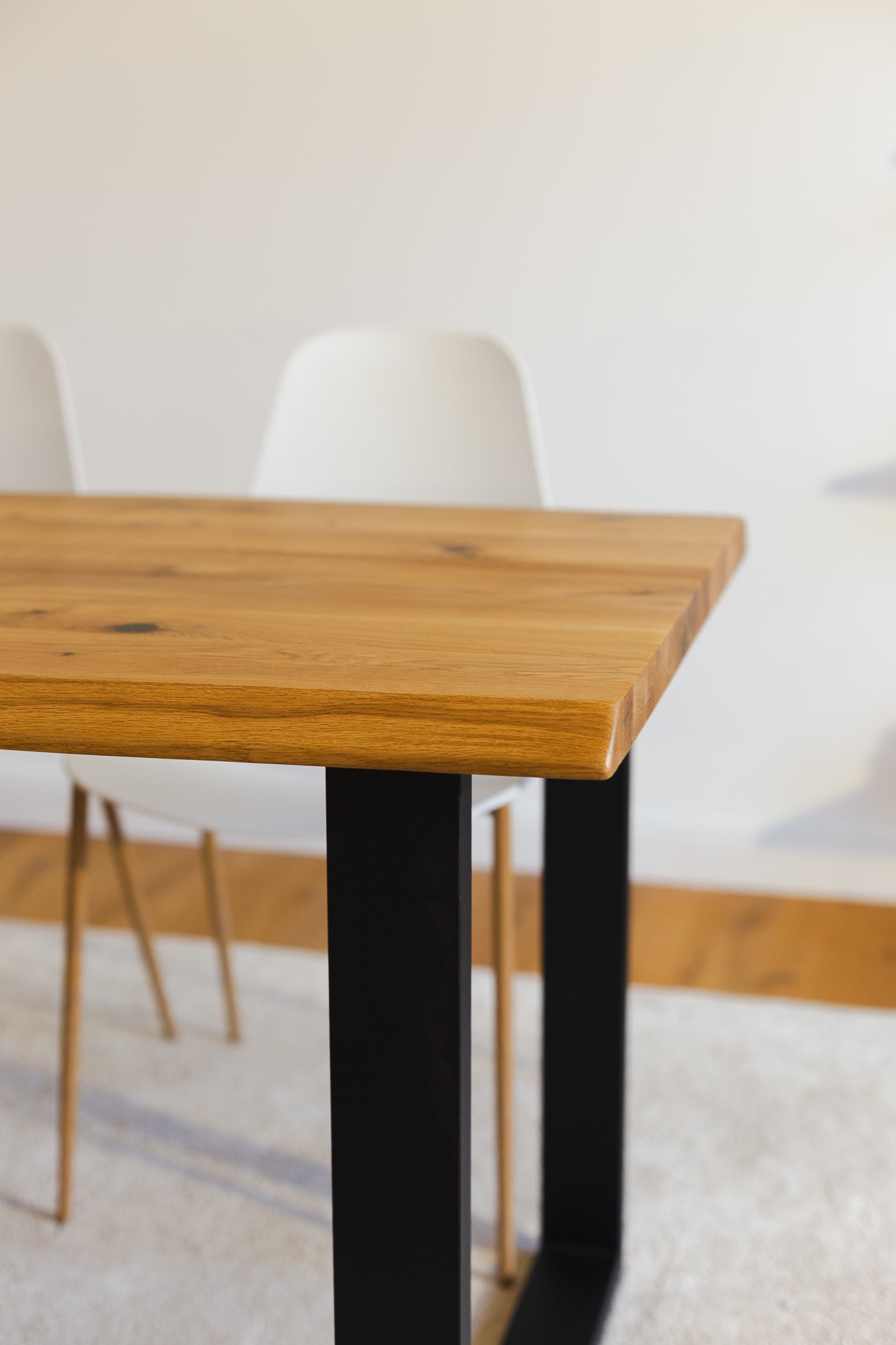 Detailansicht des Esstisches ARBORIS aus massiver Wildeiche, 180x90 cm groß, mit natur geölter Oberfläche und CNC-gefräster Baumkante.