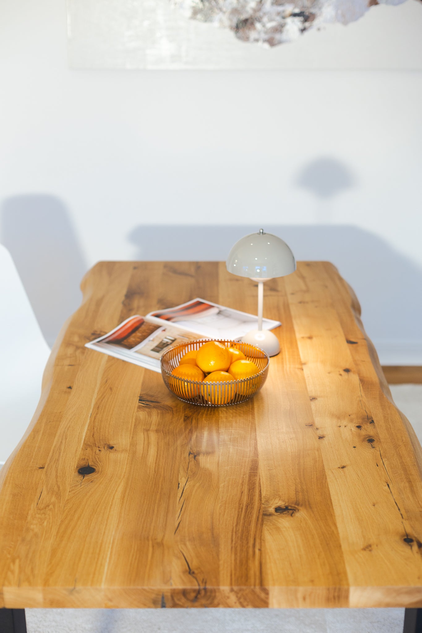 Draufsicht Esstisch ARBORIS aus Wildeiche, 180x90 cm, mit natur geölter Oberfläche und sichtbarer Maserung sowie CNC-gefräster Baumkante.