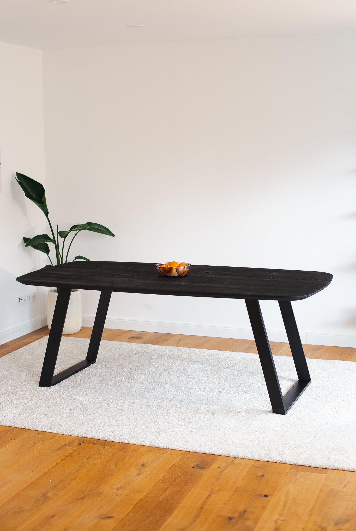 Esstisch Navalis aus Wildeiche in Bootsform, 160x90 cm, geköhlt schwarz - Komplettansicht