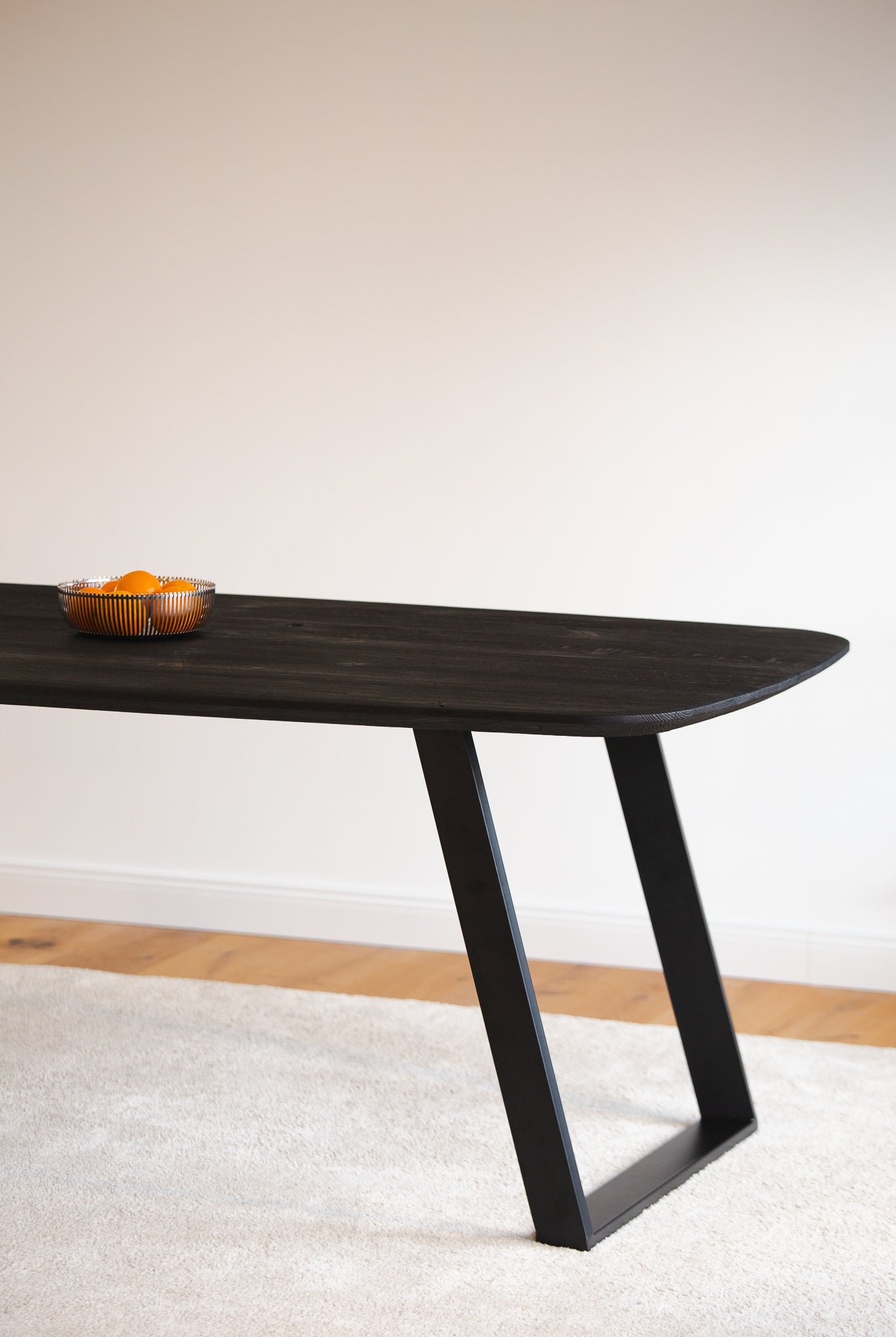 Esstisch Navalis aus Wildeiche in Bootsform, 160x90 cm, geköhlt schwarz - Ansicht mit Gestell