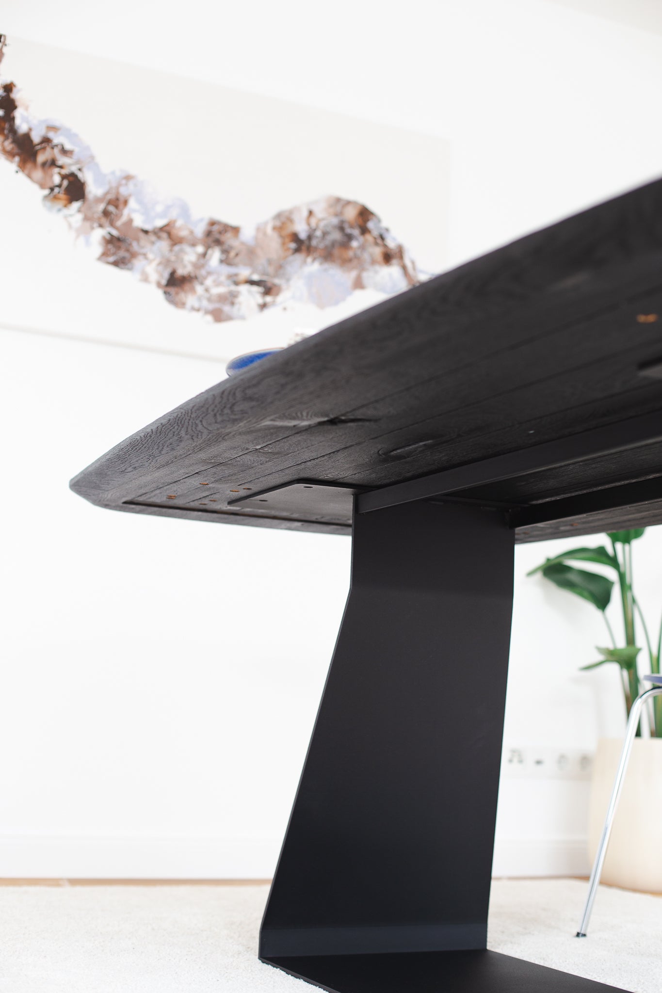 Esstisch Navalis aus Wildeiche in Bootsform, 180x90 cm, geköhlt schwarz - Unteransicht