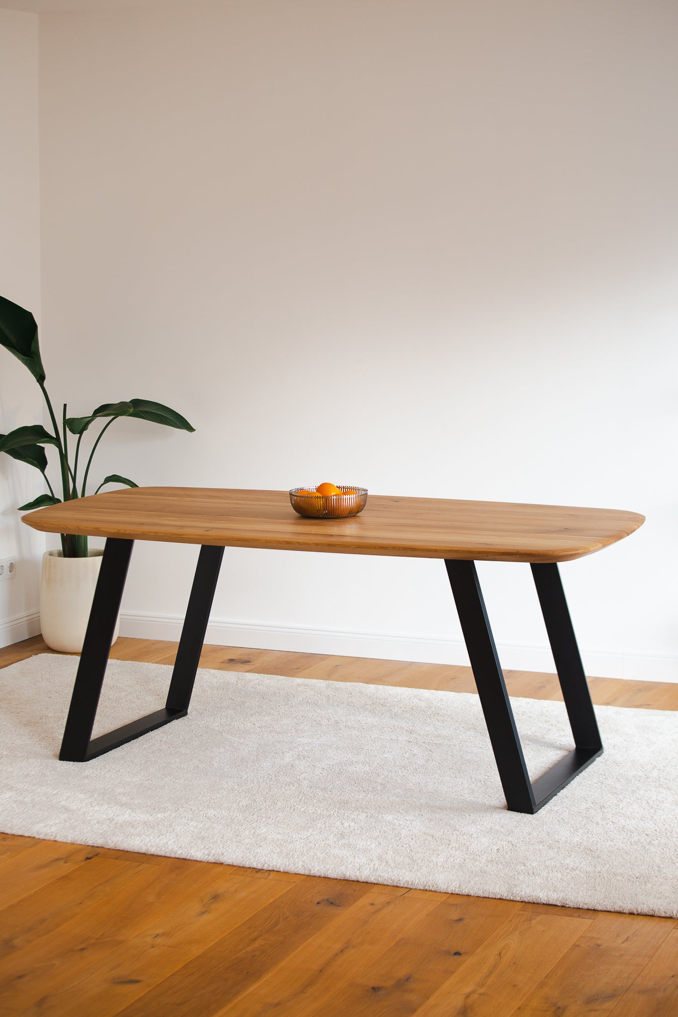 Esstisch Navalis aus Wildeiche in Bootsform, 180x90 cm, natur geölt - Komplettansicht