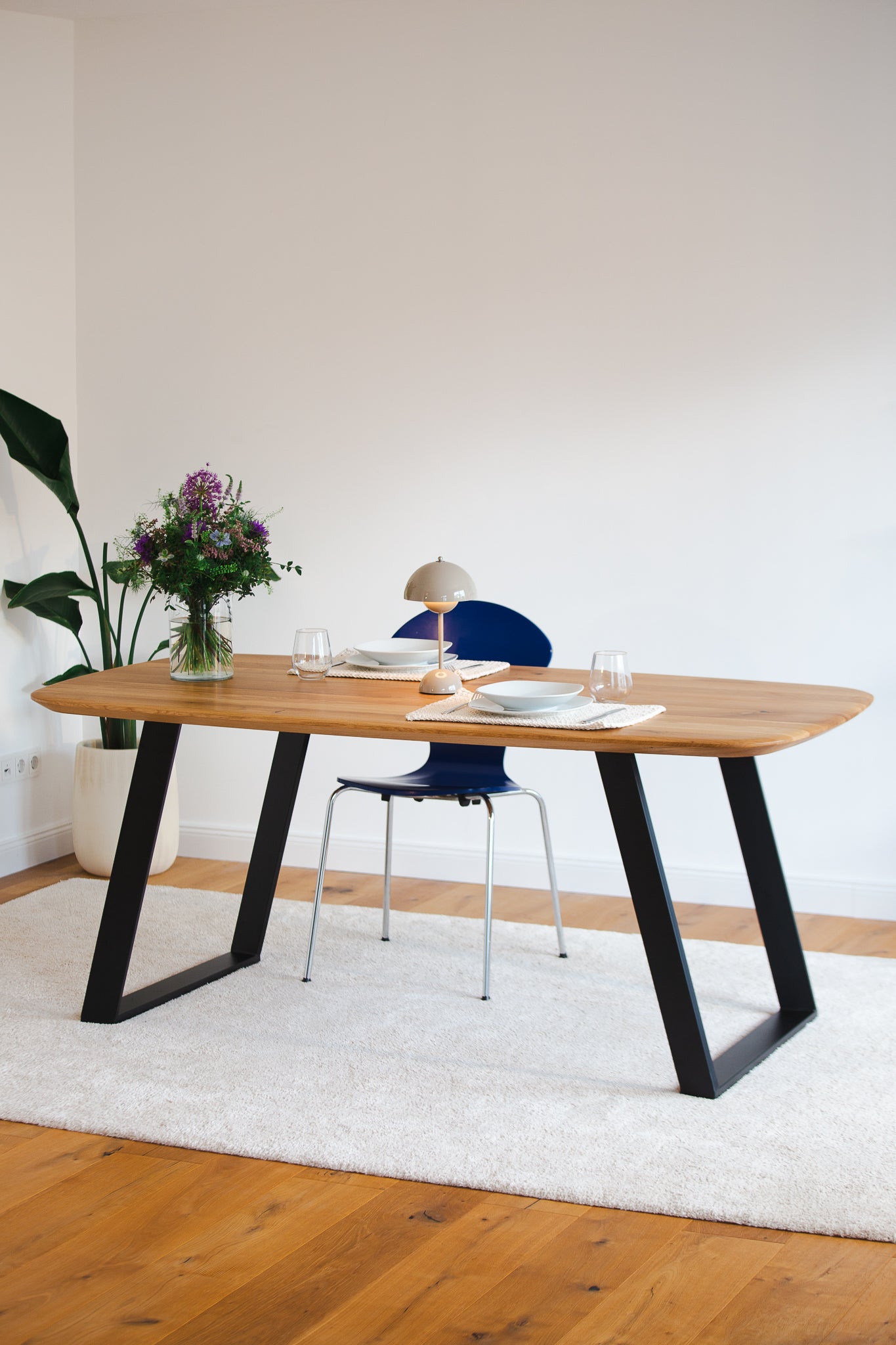 Esstisch Navalis aus Wildeiche in Bootsform, 200x100 cm, natur geölt - Seitenansicht