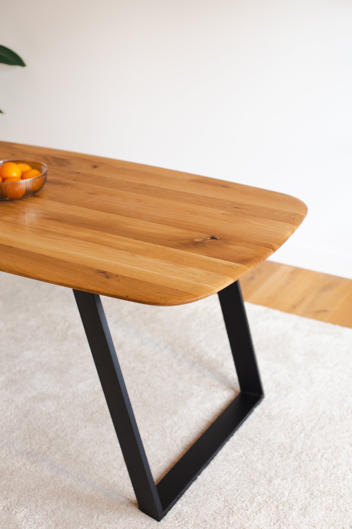 Esstisch Navalis aus Wildeiche in Bootsform, 200x100 cm, natur geölt