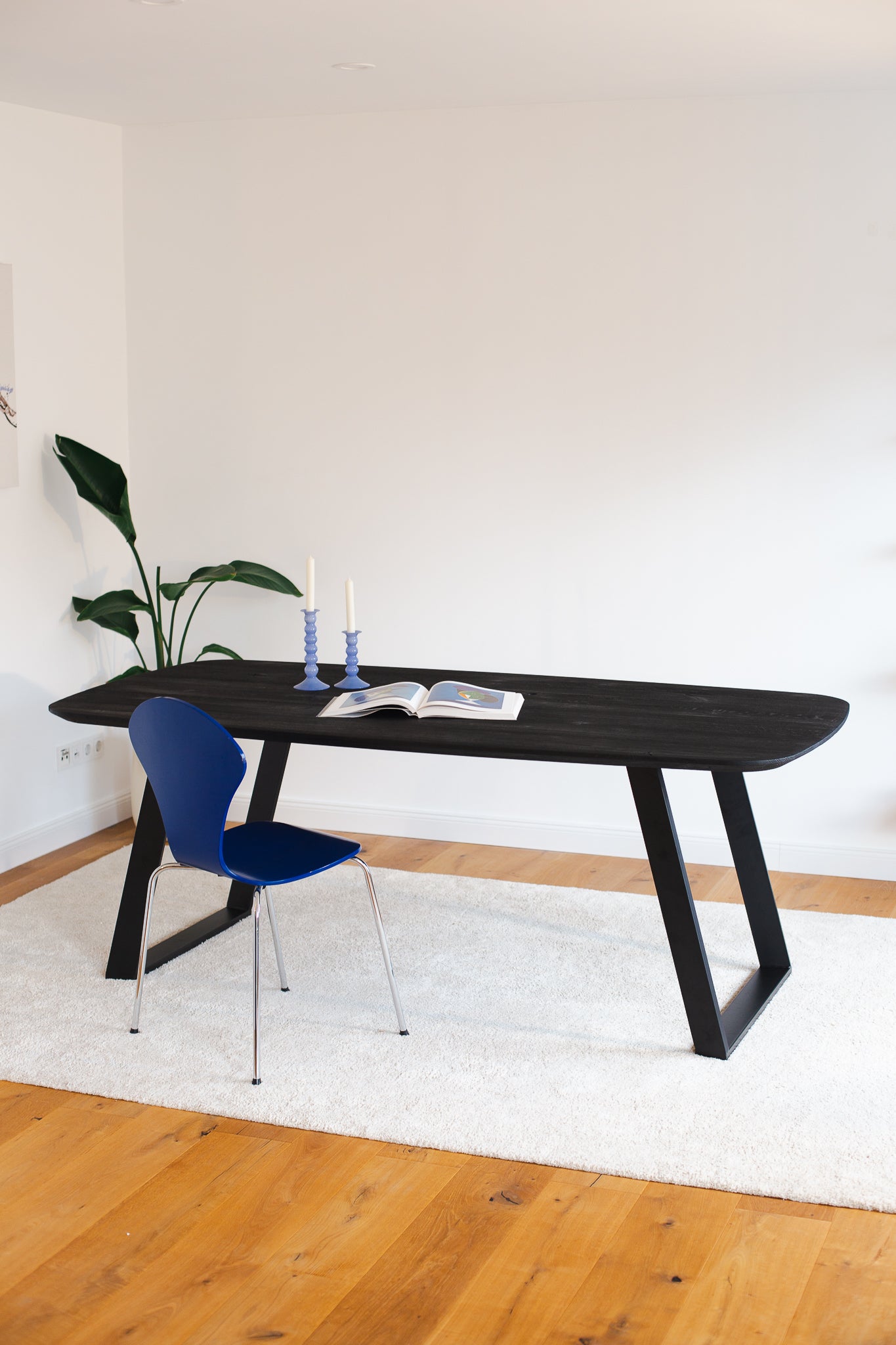 Esstisch Navalis aus Wildeiche in Bootsform, 220x100 cm, geköhlt schwarz - Seitenansicht