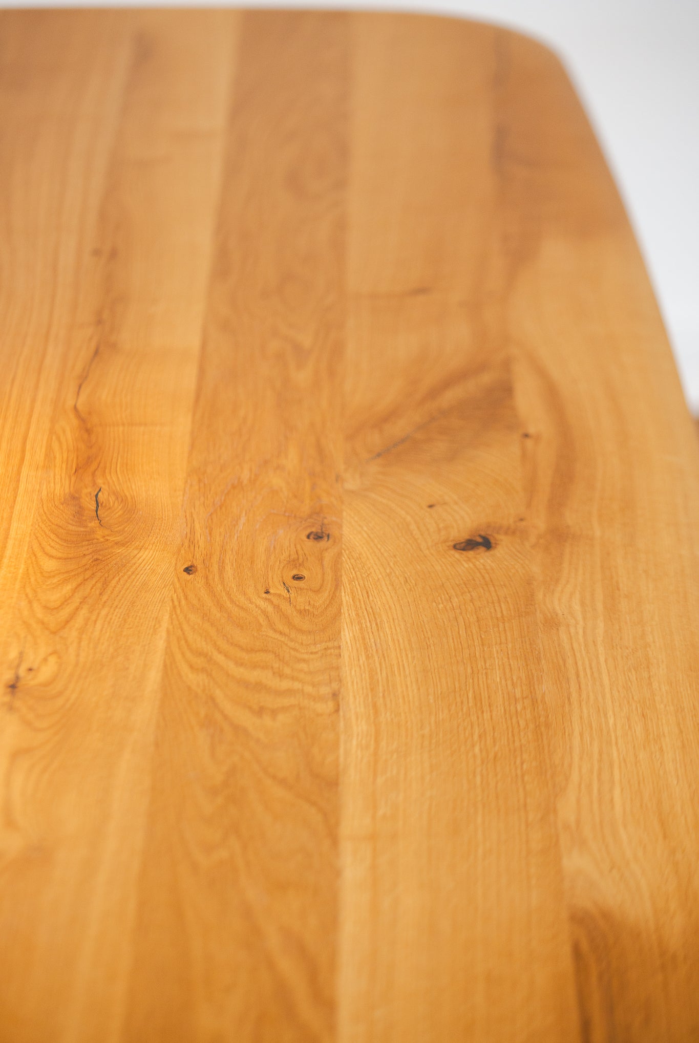 Esstisch Navalis aus Wildeiche in Bootsform, 220x100 cm, natur geölt - Maserung