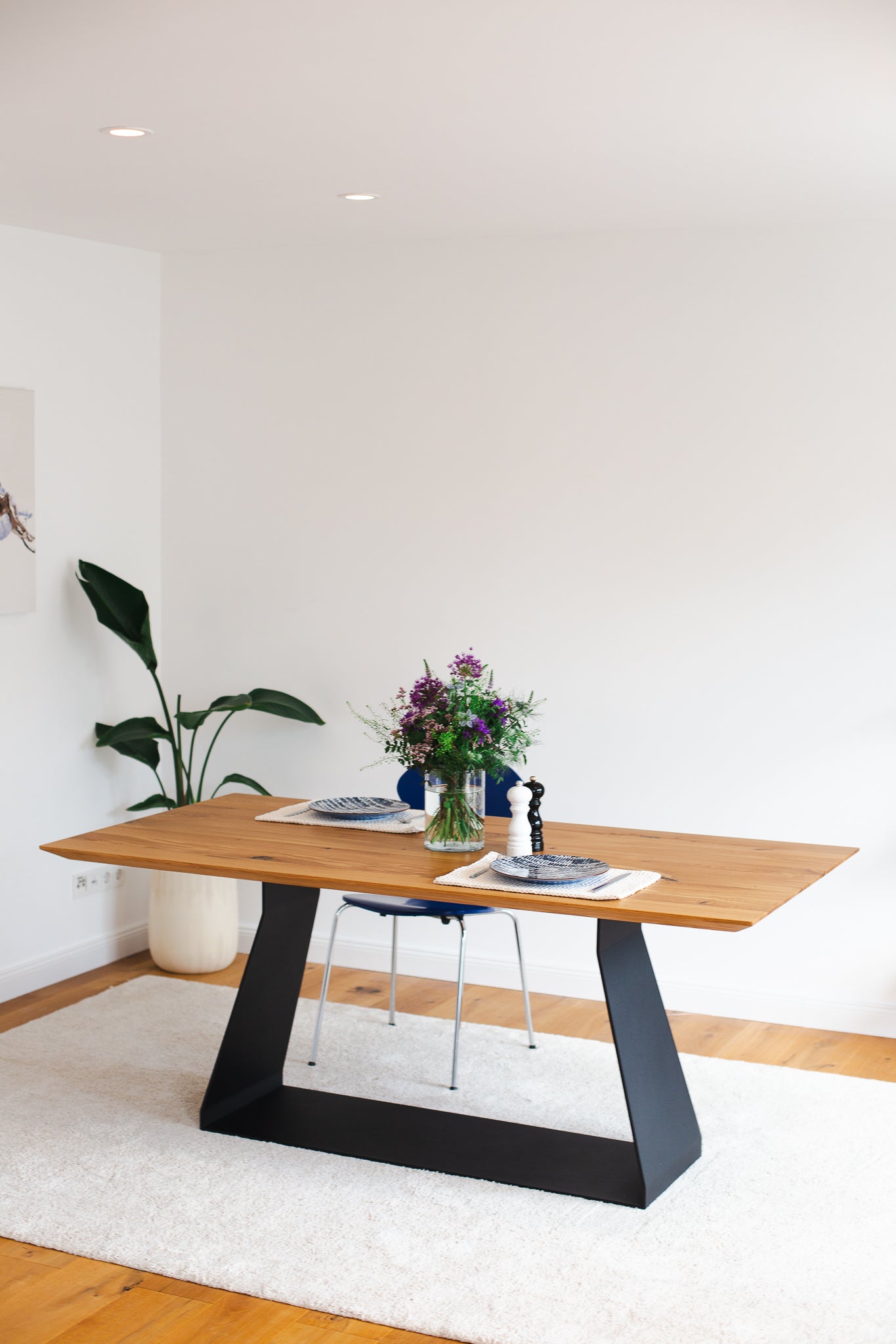 Esstisch aus Wildeiche mit Schweizer Kante, in 200x100 cm - Helvetia Natur, Ansicht mit Gestell