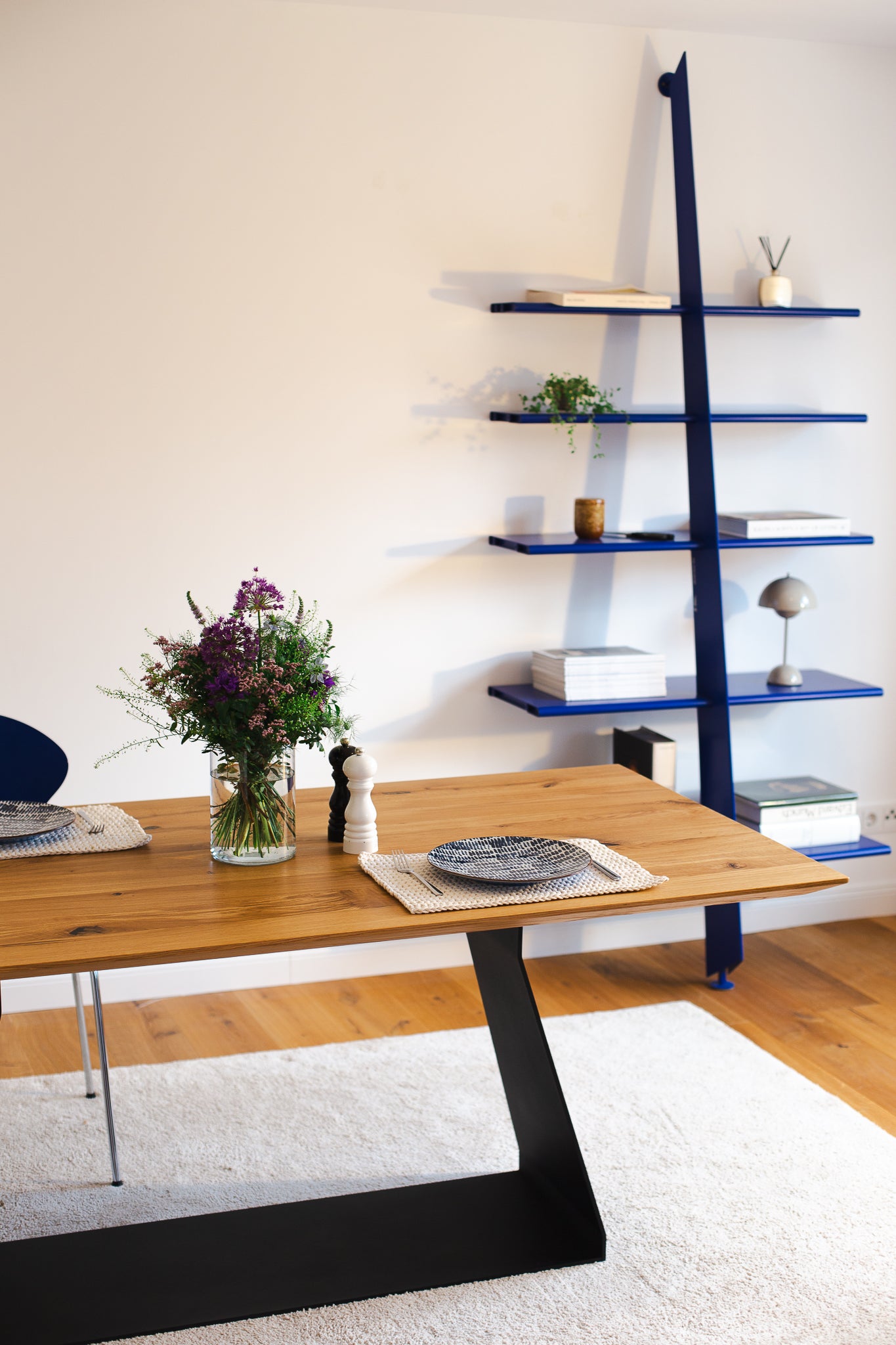 Esstisch aus Wildeiche mit Schweizer Kante, in 200x100 cm - Helvetia Natur, Seitenansicht