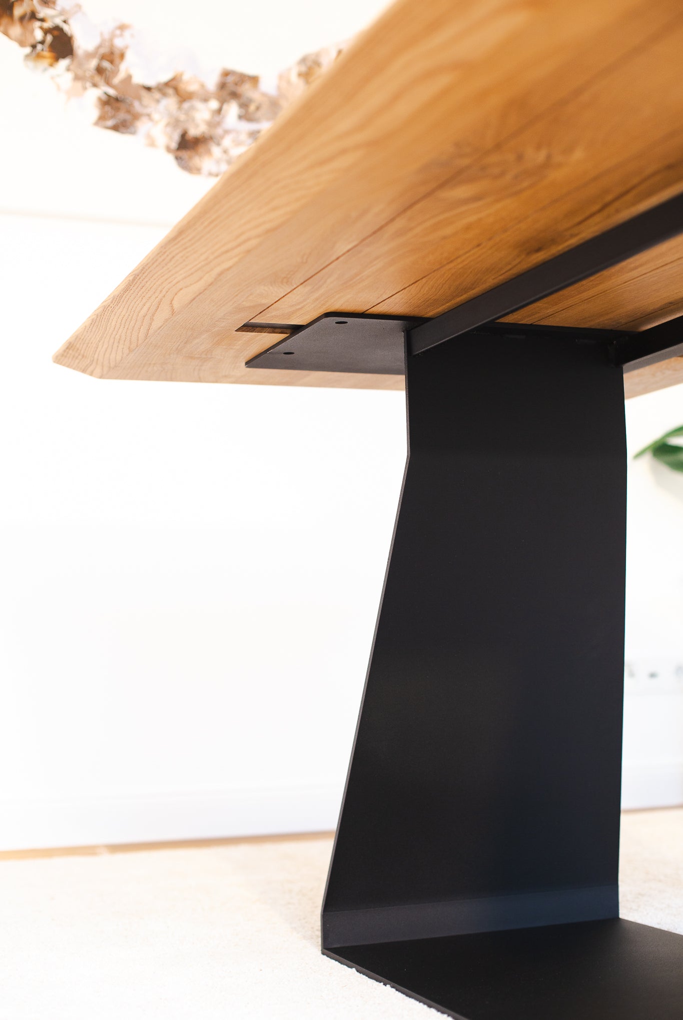 Esstisch aus Wildeiche mit Schweizer Kante, in 220x100 cm - Helvetia Natur, Unteransicht