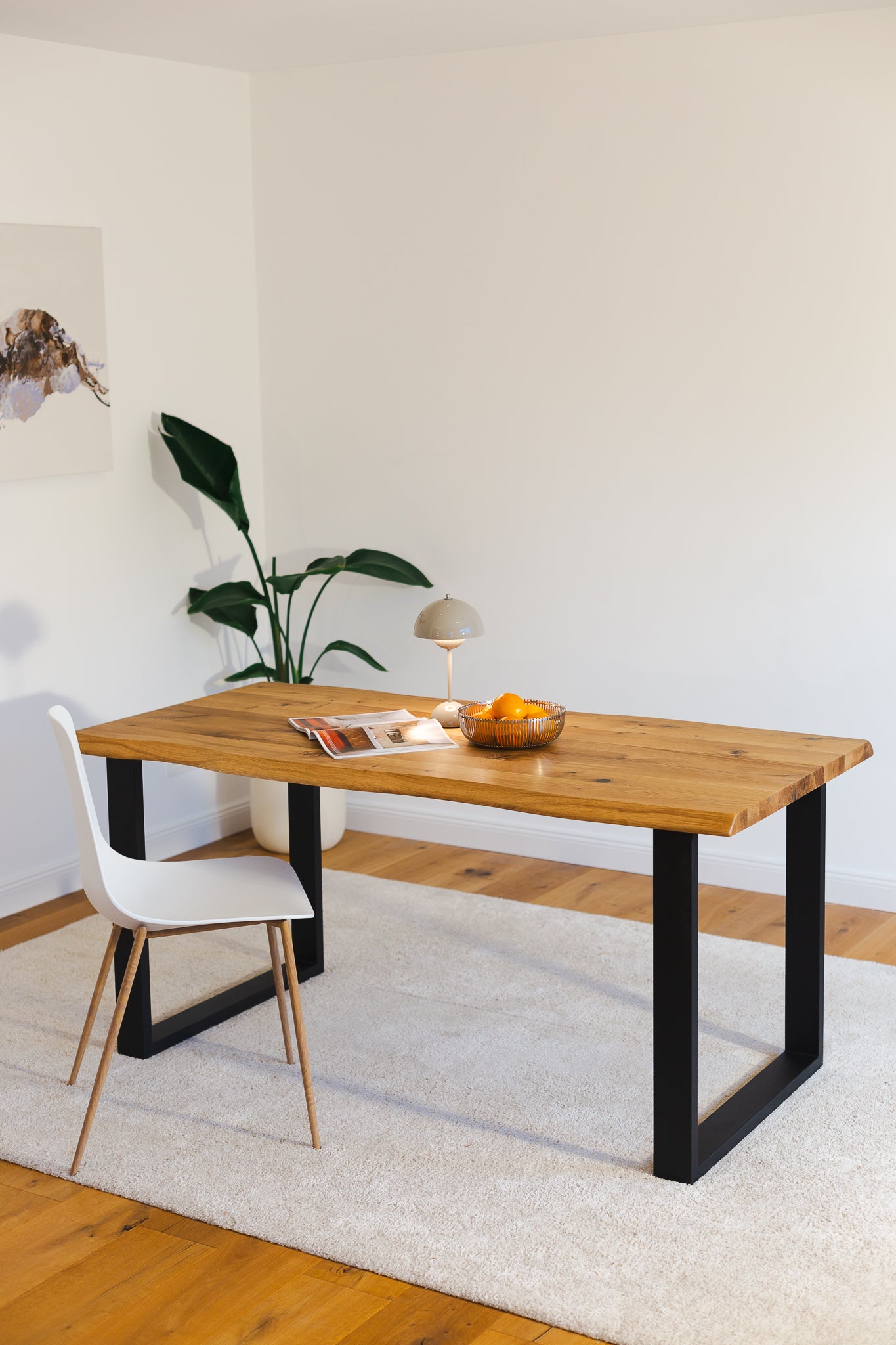 Esstisch ARBORIS aus Wildeiche, 220x100 cm, mit natur geölter Oberfläche und CNC-gefräster Baumkante, in Komplettansicht.