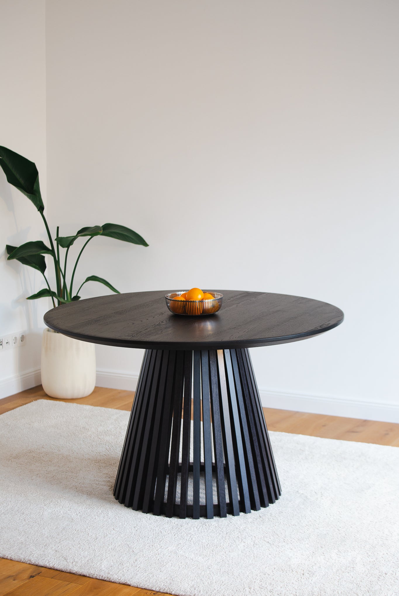 Rundtisch Helvetia aus Wildeiche mit Schweizer Kante, 120 cm, geköhlt - Komplettansicht