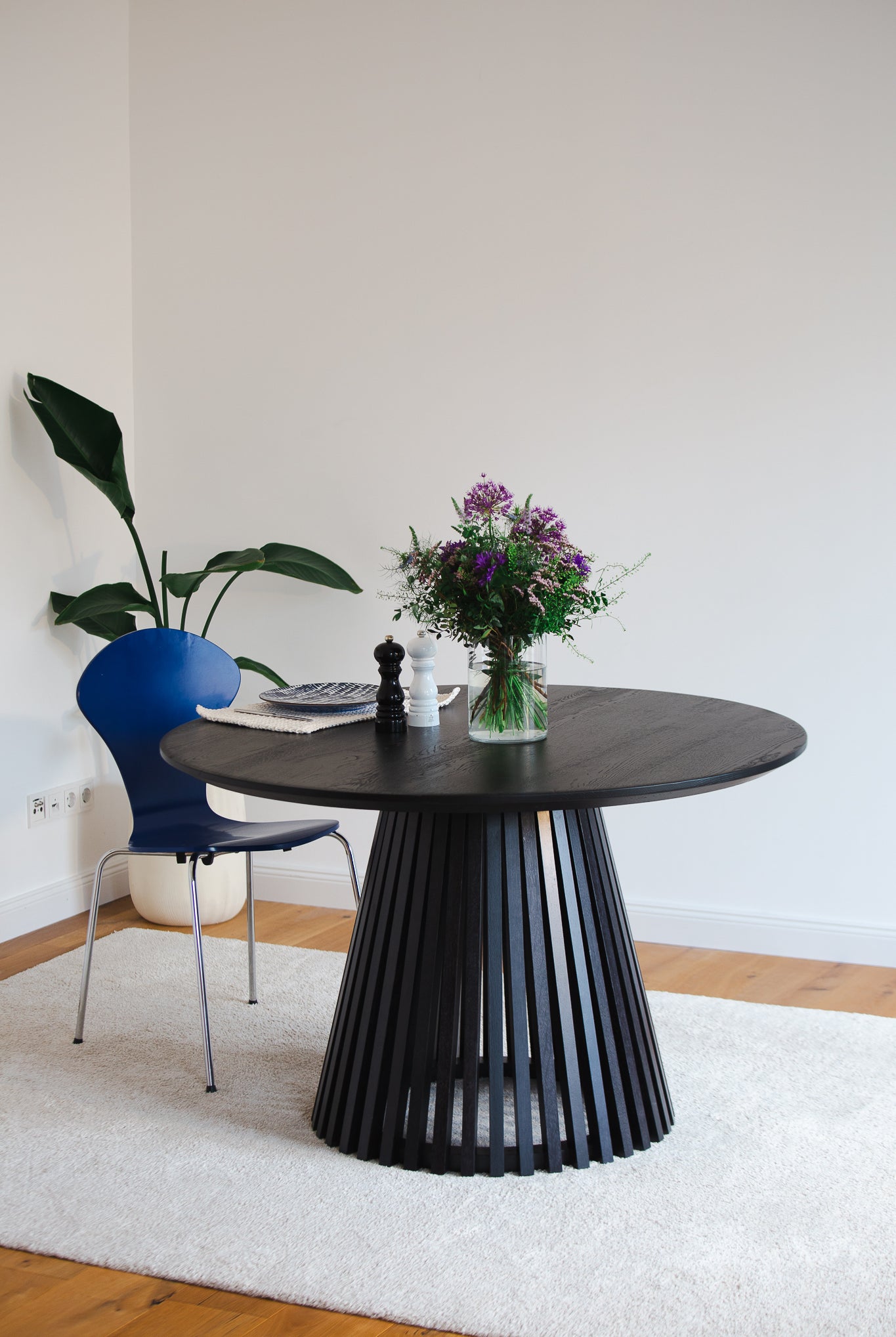 Rundtisch Helvetia aus Wildeiche mit Schweizer Kante, 120 cm, geköhlt - mit Gestell