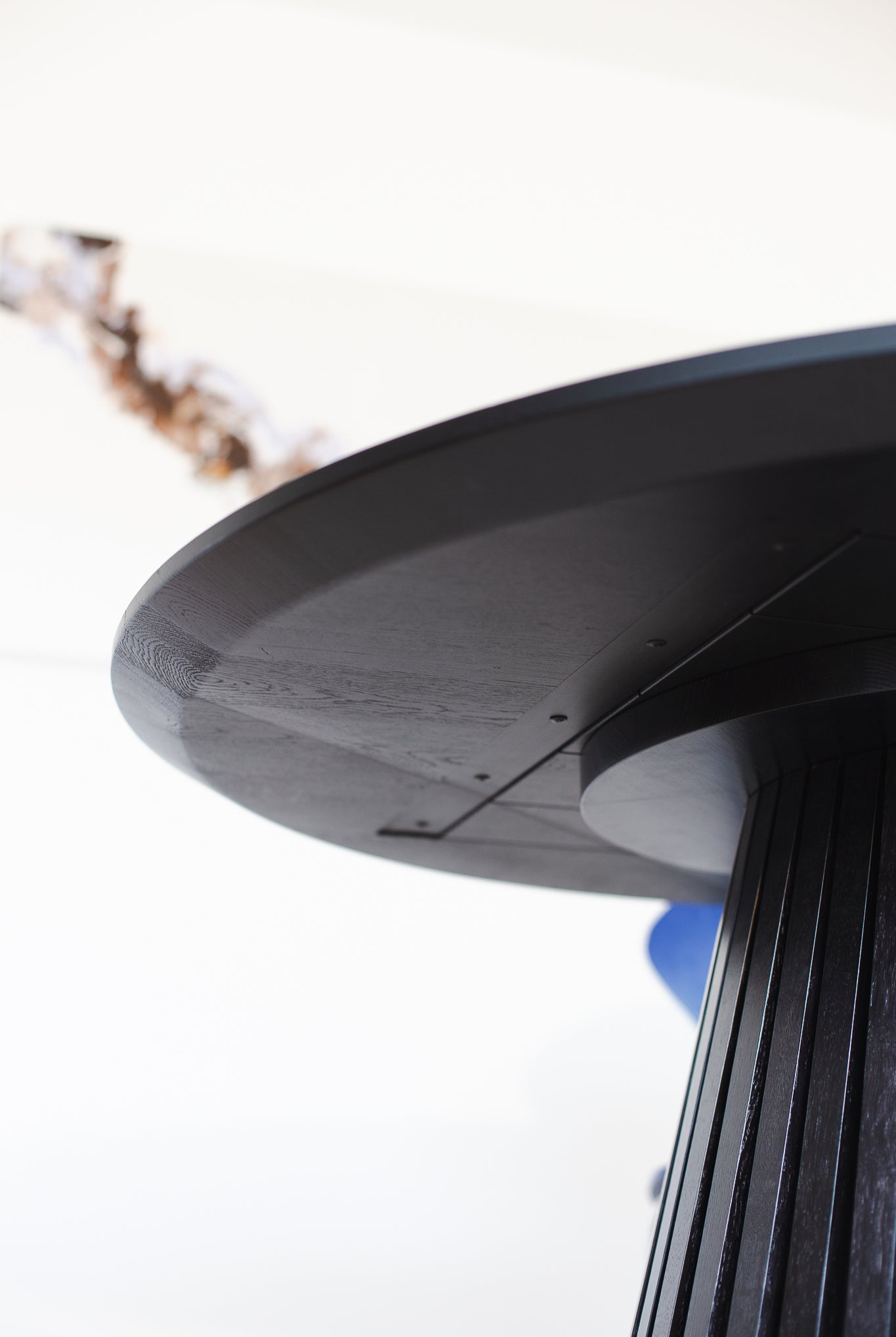 Rundtisch Helvetia aus Wildeiche mit Schweizer Kante, 120 cm, geköhlt - Unteransicht