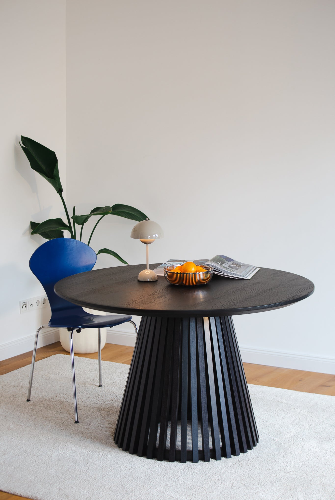 Rundtisch Helvetia aus Wildeiche mit Schweizer Kante, 120 cm, geköhlt