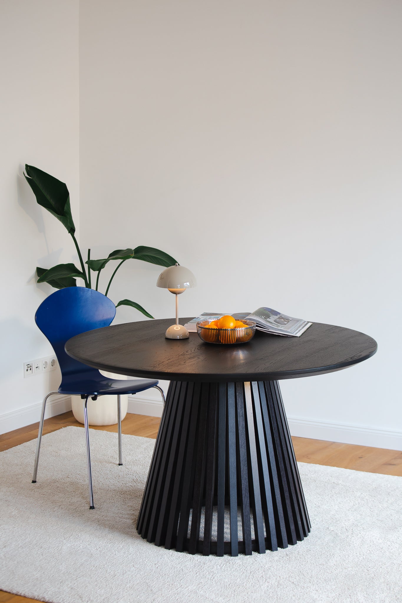 Rundtisch Helvetia aus Wildeiche mit Schweizer Kante, 120 cm, geköhlt