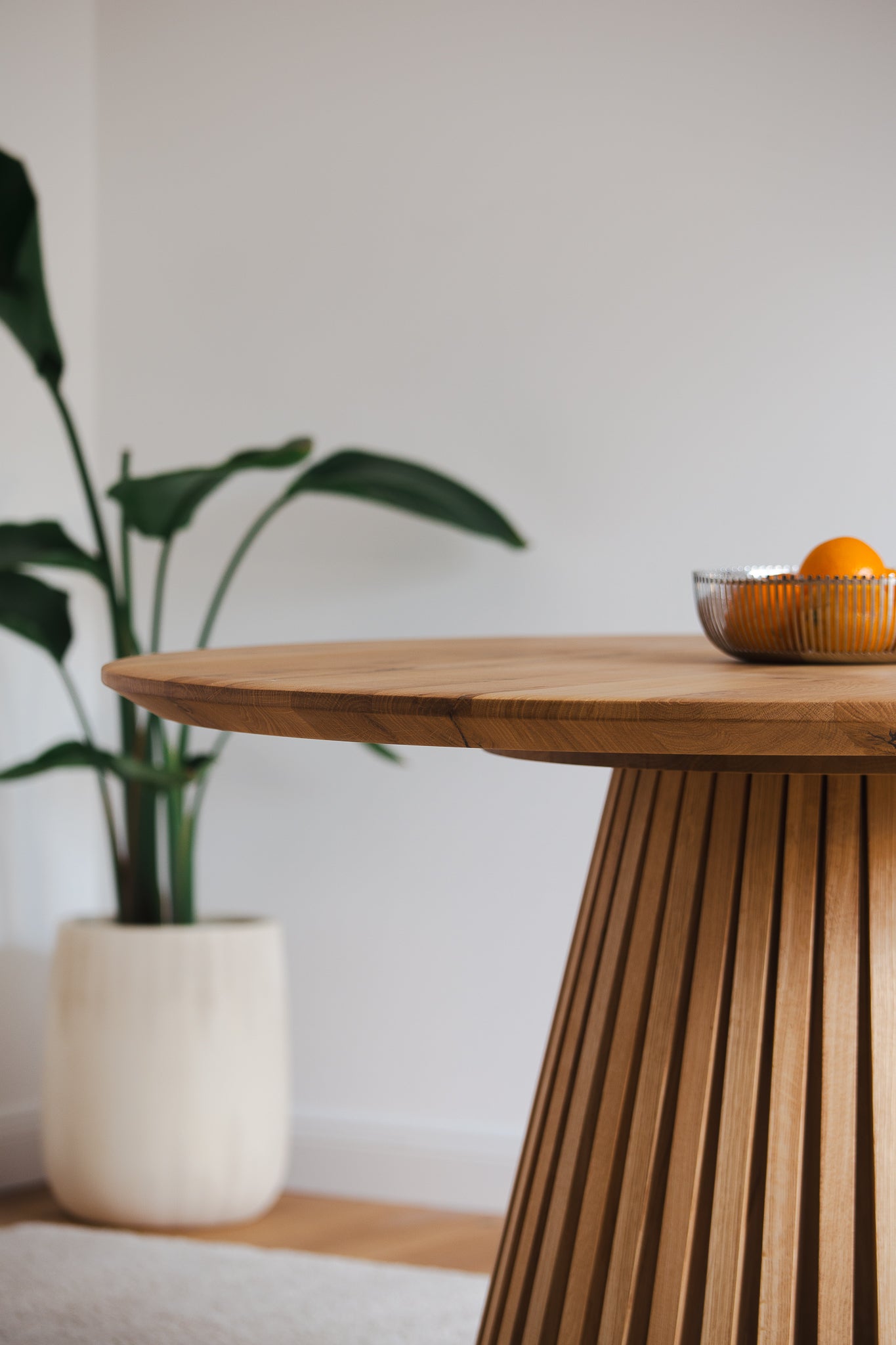 Runder Esstisch 120 cm aus Wildeiche mit Schweizer Kante natur geölt - Ausschnitt