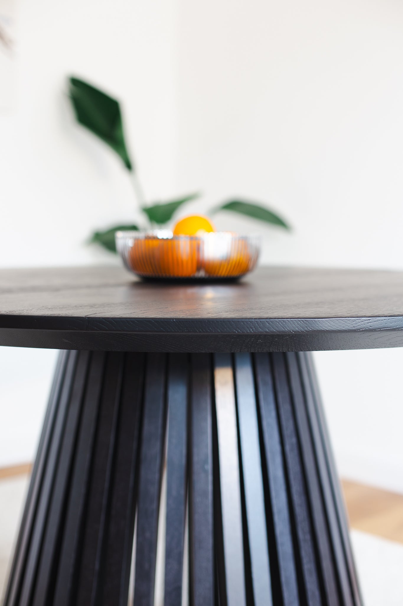 Rundtisch Helvetia aus Wildeiche mit Schweizer Kante, 140 cm, geköhlt - Nahansicht