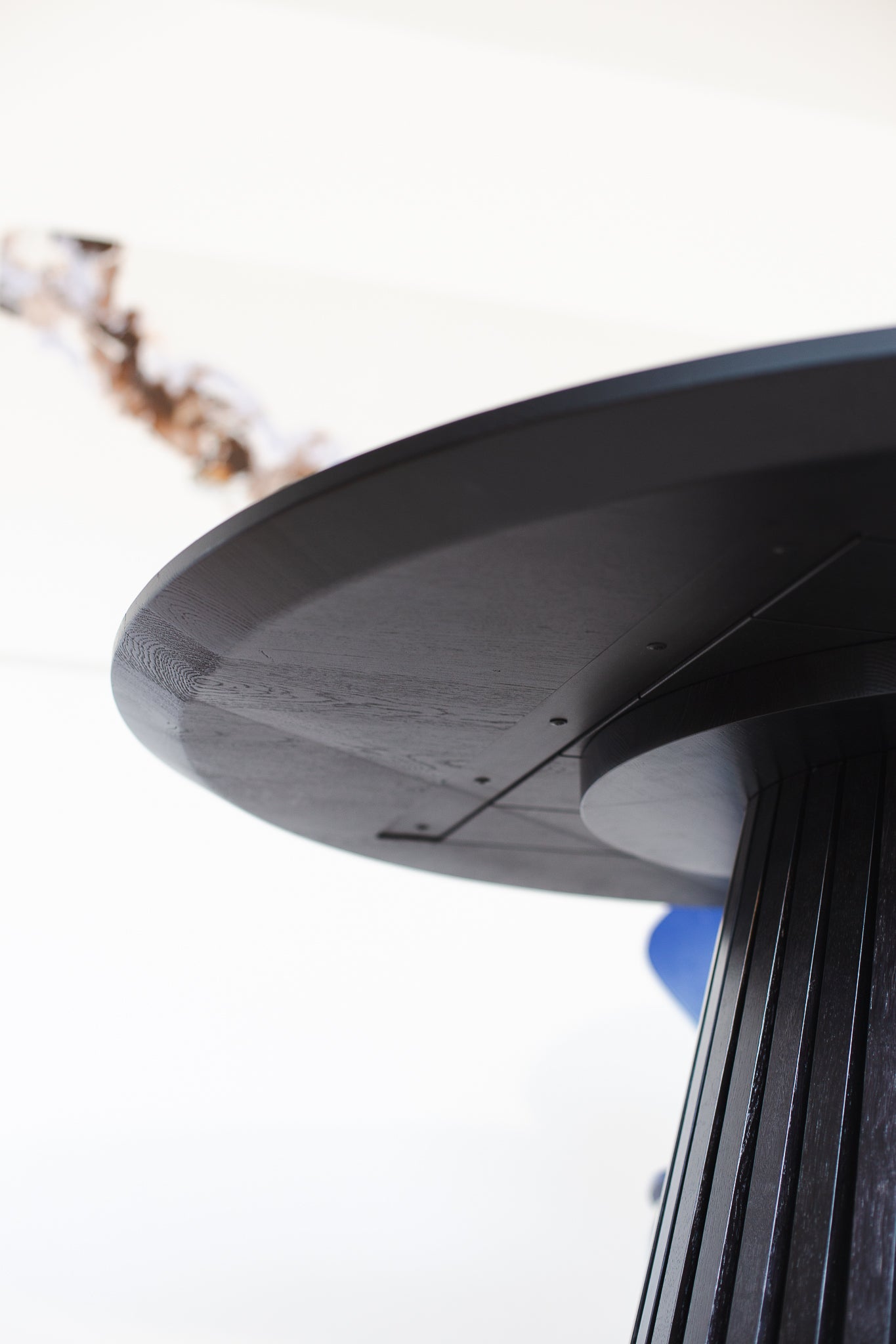 Rundtisch Helvetia aus Wildeiche mit Schweizer Kante, 140 cm, geköhlt - Unteransicht