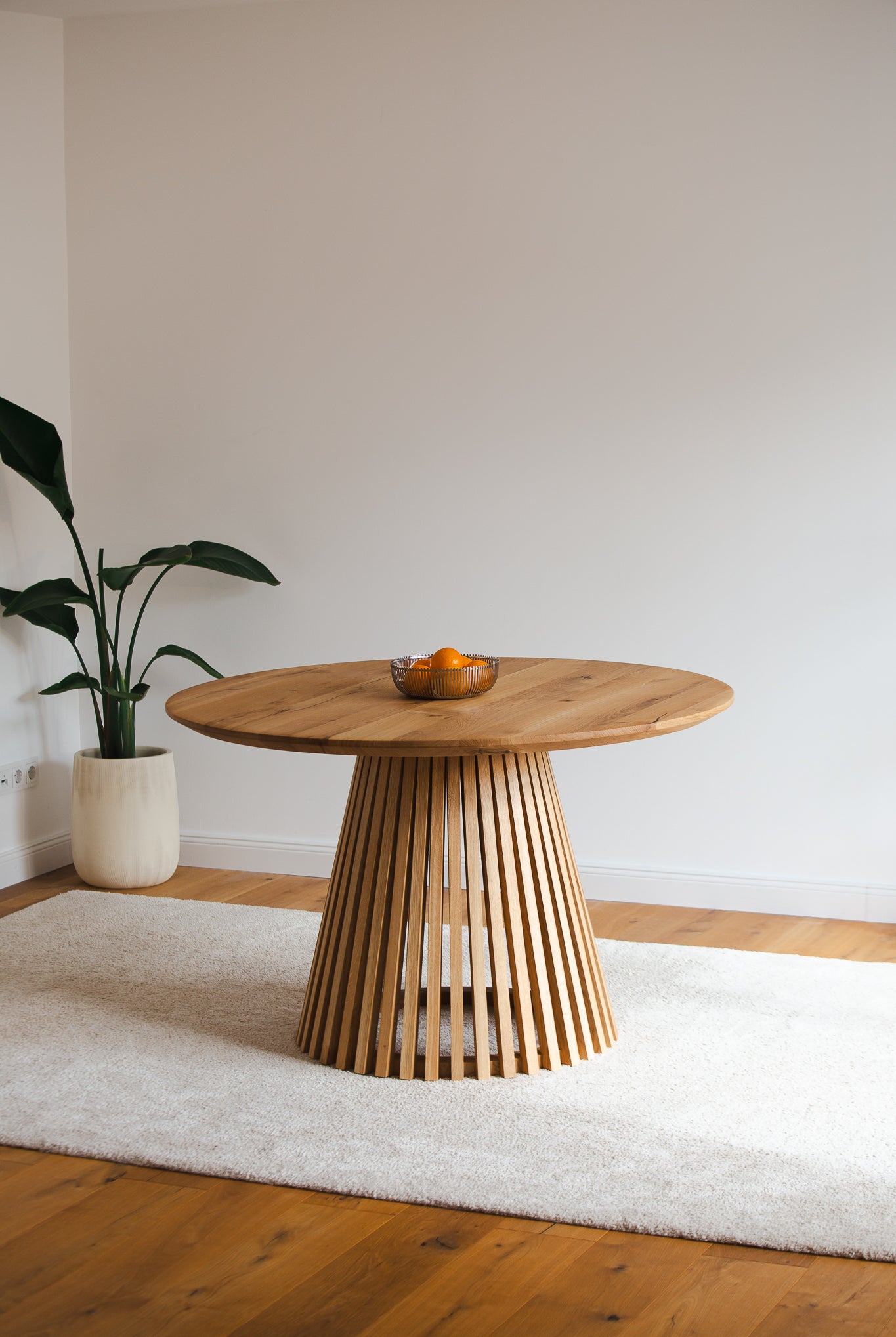 Rundtisch Helvetia aus Wildeiche mit Schweizer Kante, 140 cm, natur geölt - Komplettansicht