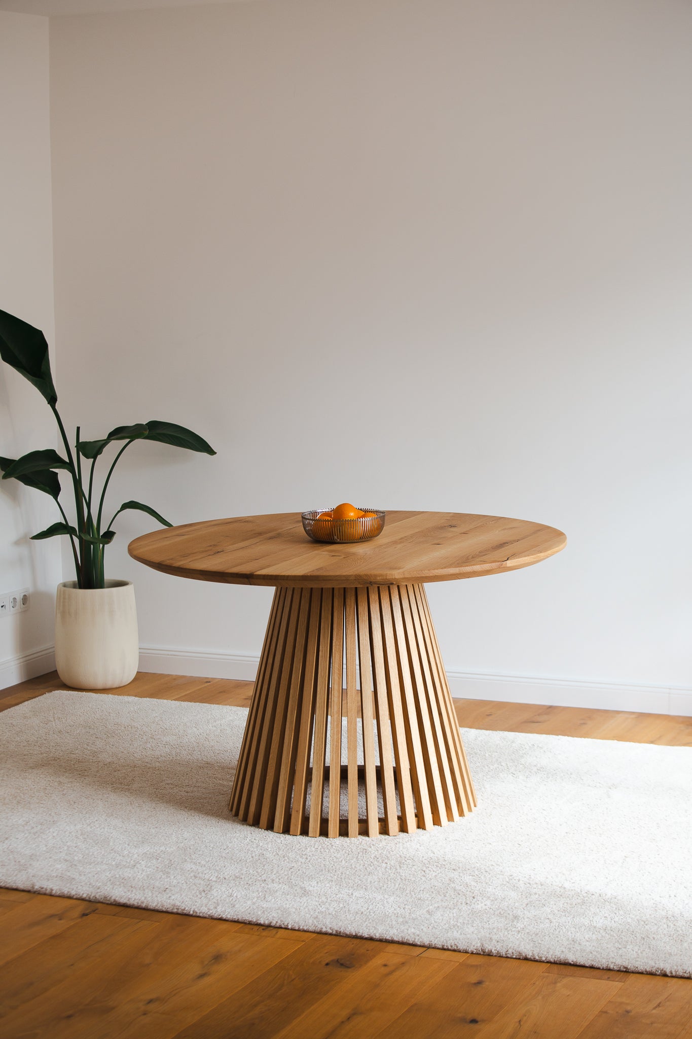 Rundtisch Helvetia aus Wildeiche mit Schweizer Kante, 140 cm, natur geölt - Komplettansicht