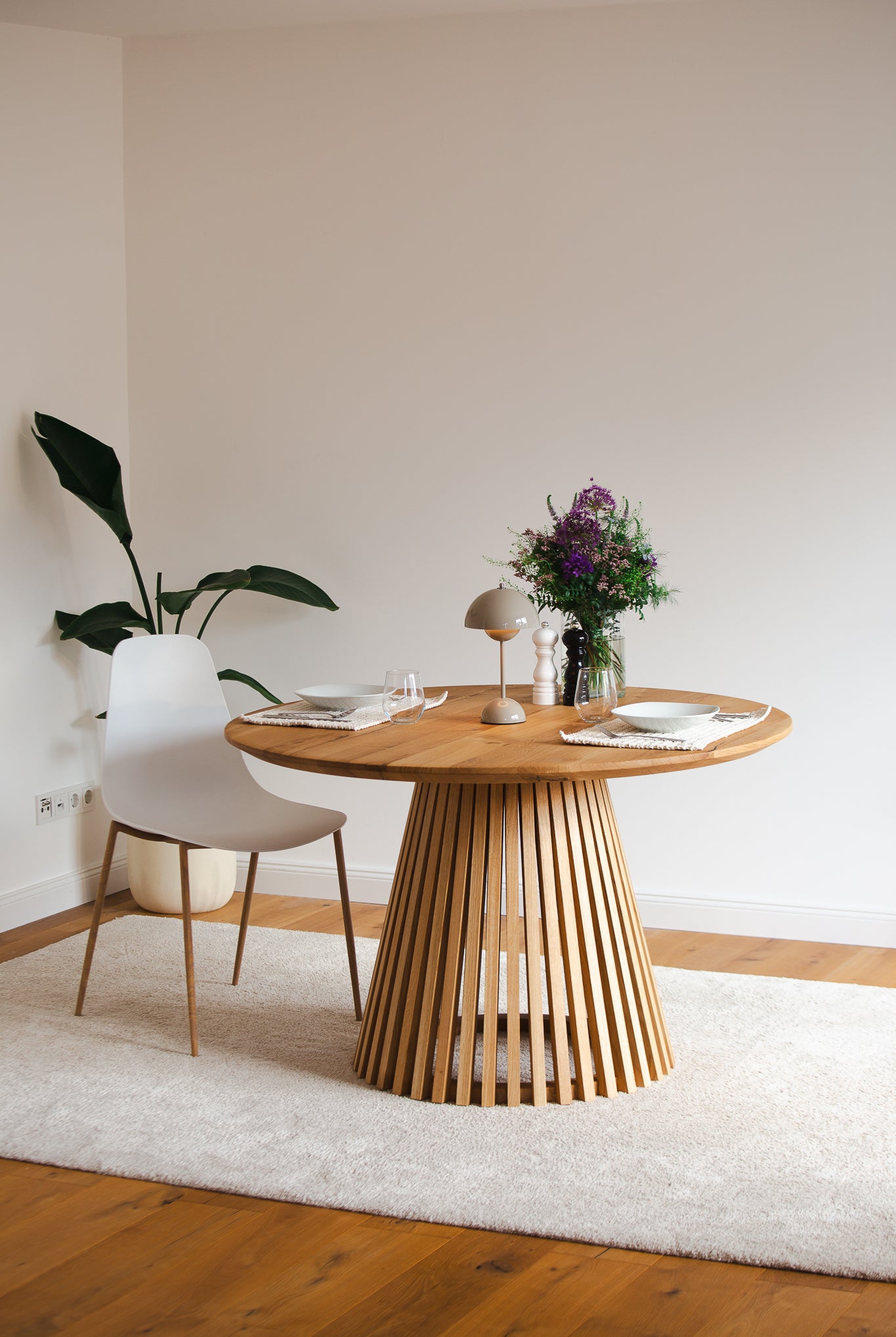 Rundtisch Helvetia aus Wildeiche mit Schweizer Kante, 140 cm, natur geölt - mit Gestell