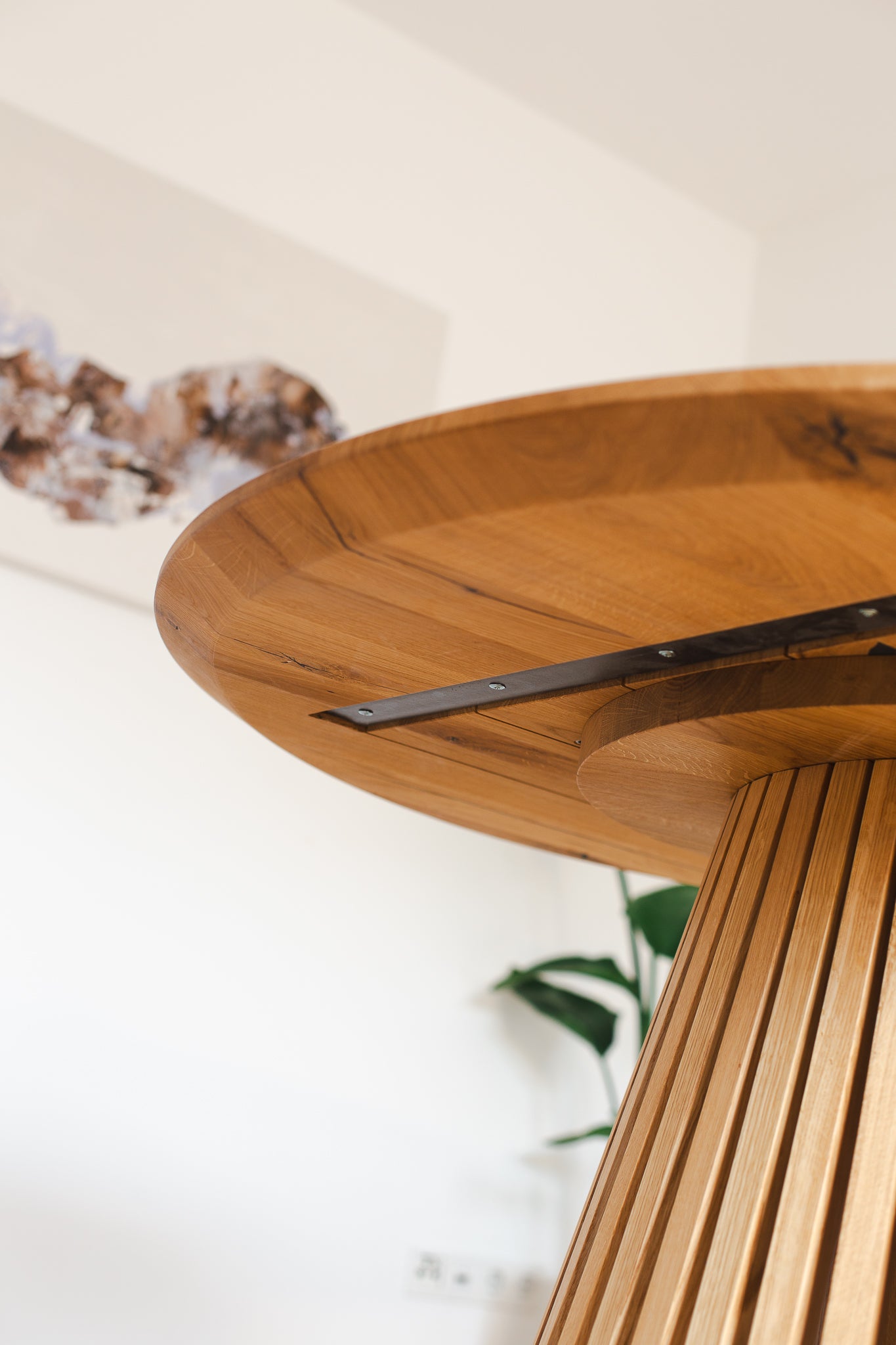 Rundtisch Helvetia aus Wildeiche mit Schweizer Kante, 140 cm, natur geölt - Unteransicht