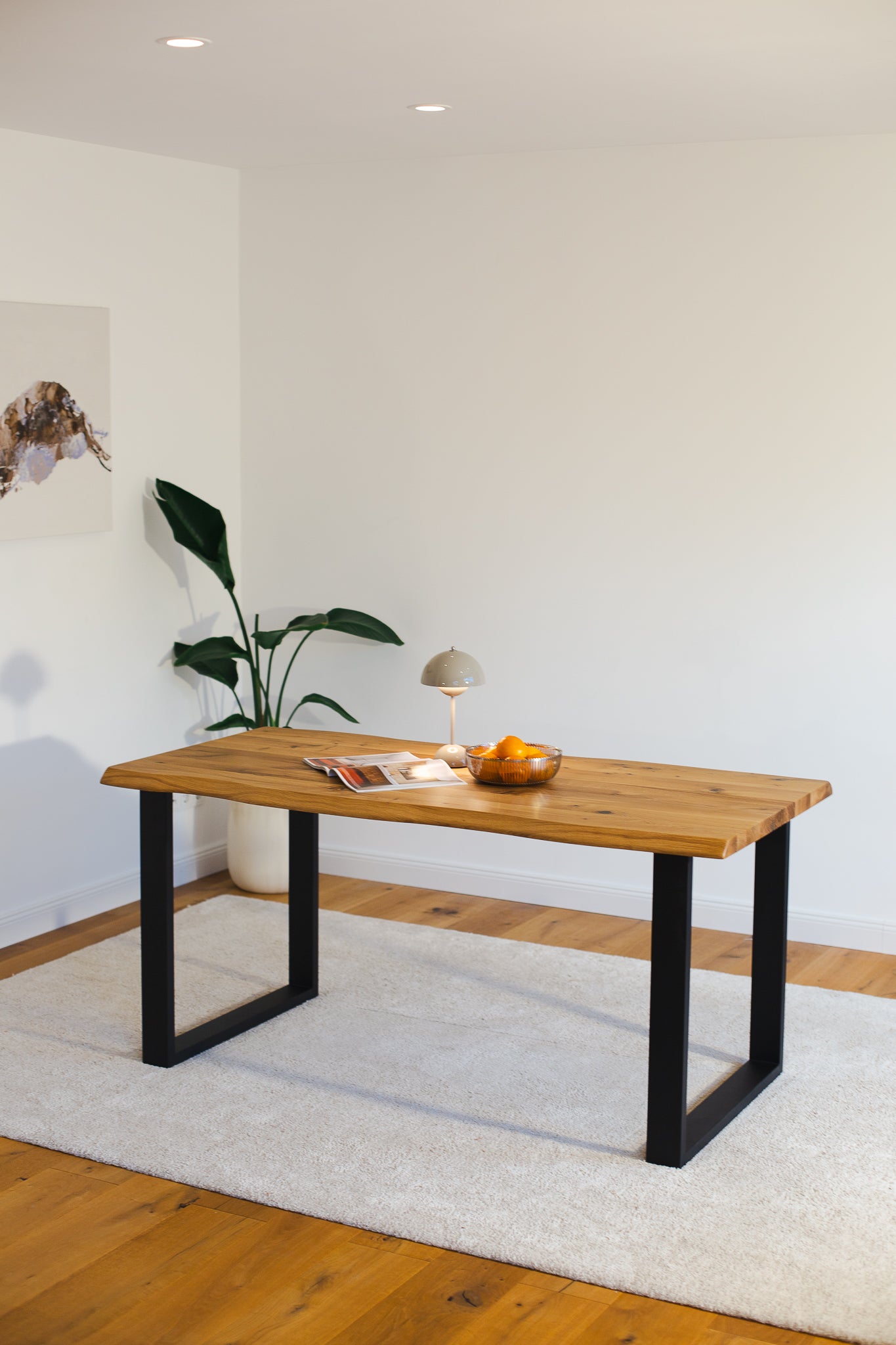 Ein Esstisch aus Wildeiche mit den Maßen 200x100 cm. Der Tisch hat eine CNC-gefräste Baumkante und ist natur geölt.