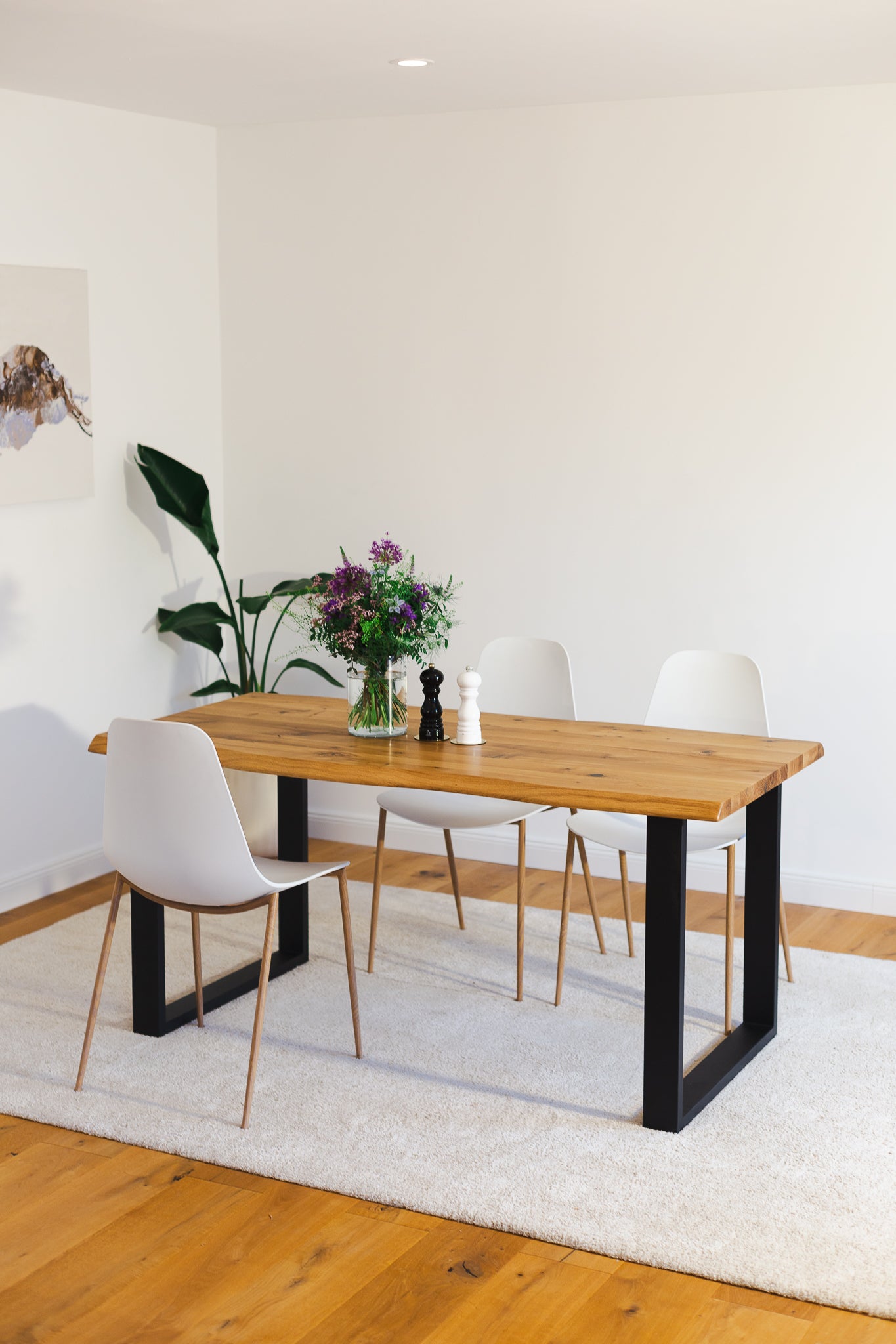 Komplettansicht Esstisch ARBORIS aus Wildeiche, 180x90 cm, mit natur geölter Oberfläche, CNC-gefräster Baumkante und Gestell.