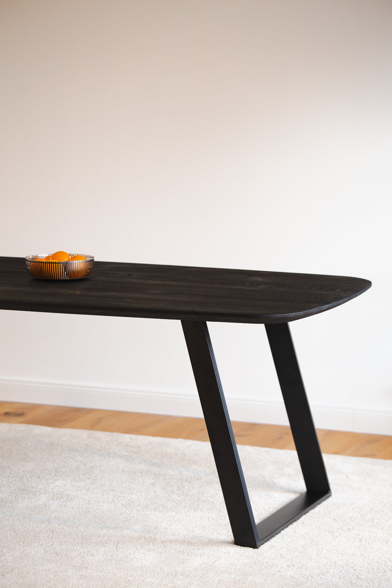 Esstisch Navalis aus Wildeiche in Bootsform, 160x90 cm, geköhlt schwarz - Ansicht mit Gestell