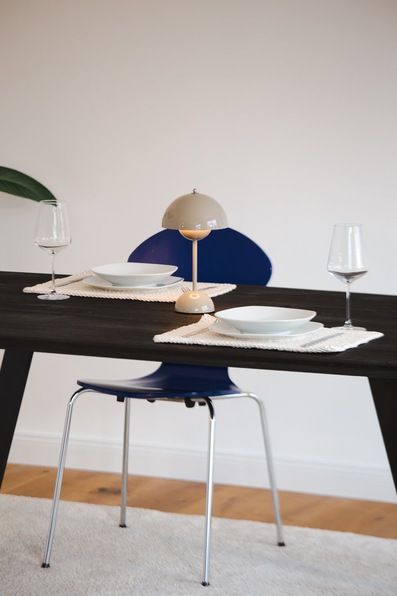 Esstisch Navalis aus Wildeiche in Bootsform, 200x100 cm, geköhlt schwarz - Nahansicht