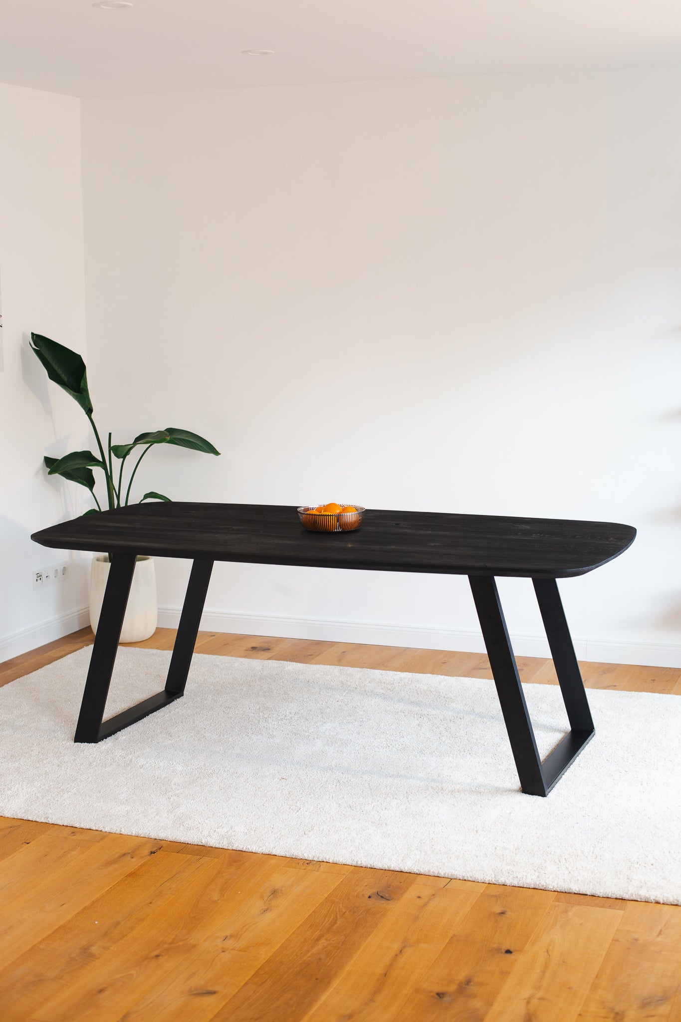 Esstisch Navalis aus Wildeiche in Bootsform, 220x100 cm, geköhlt schwarz - Komplettansicht