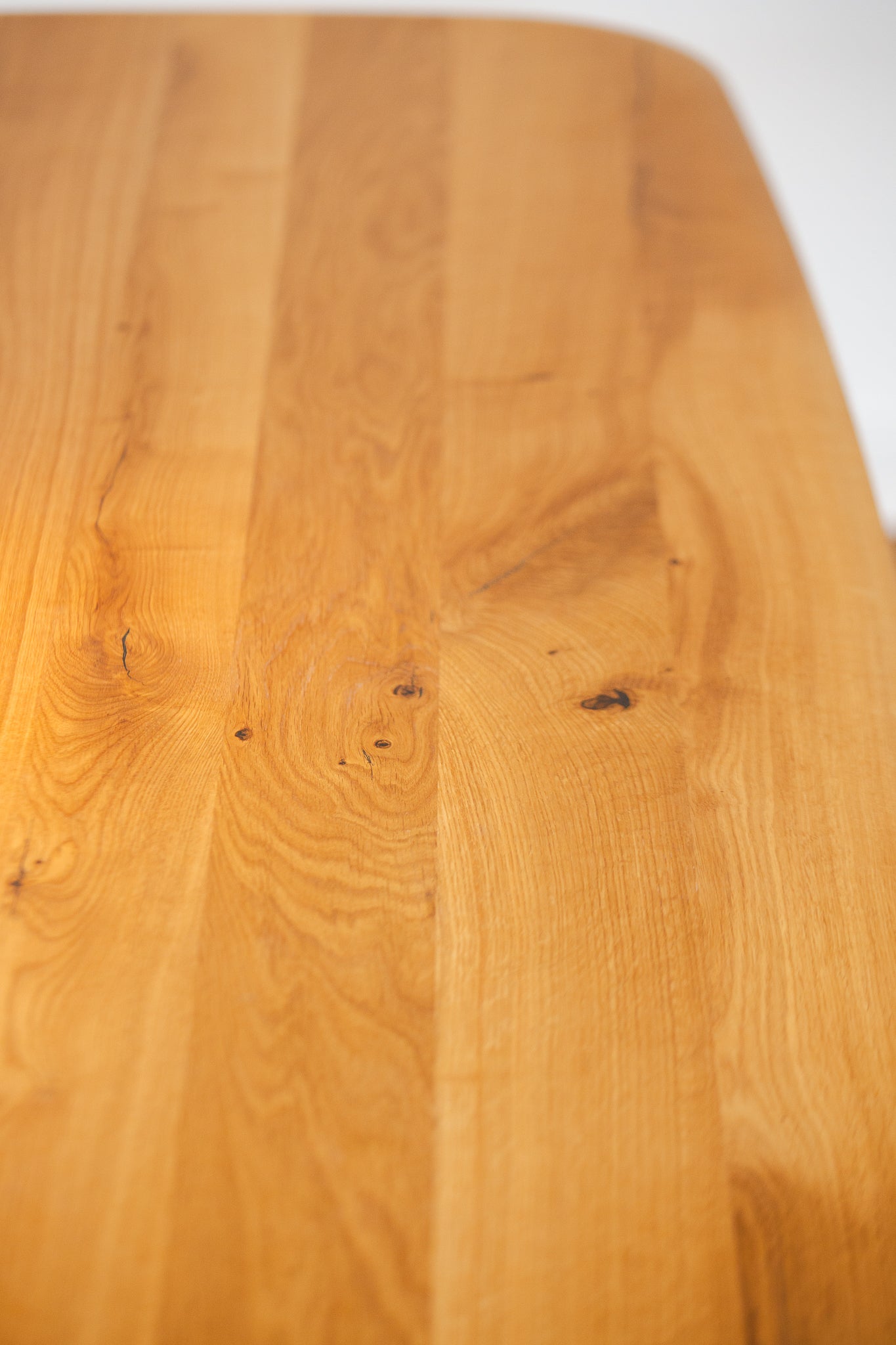 Esstisch Navalis aus Wildeiche in Bootsform, 220x100 cm, natur geölt - Maserung