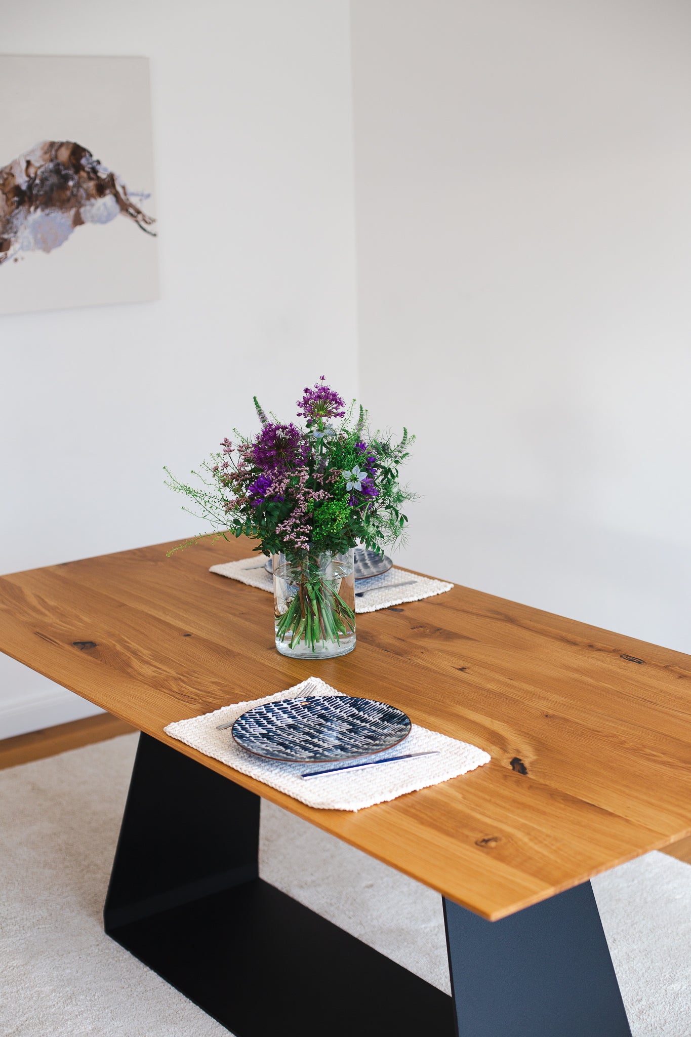 Esstisch aus Wildeiche mit Schweizer Kante, in 200x100 cm - Helvetia Natur, Nahansicht