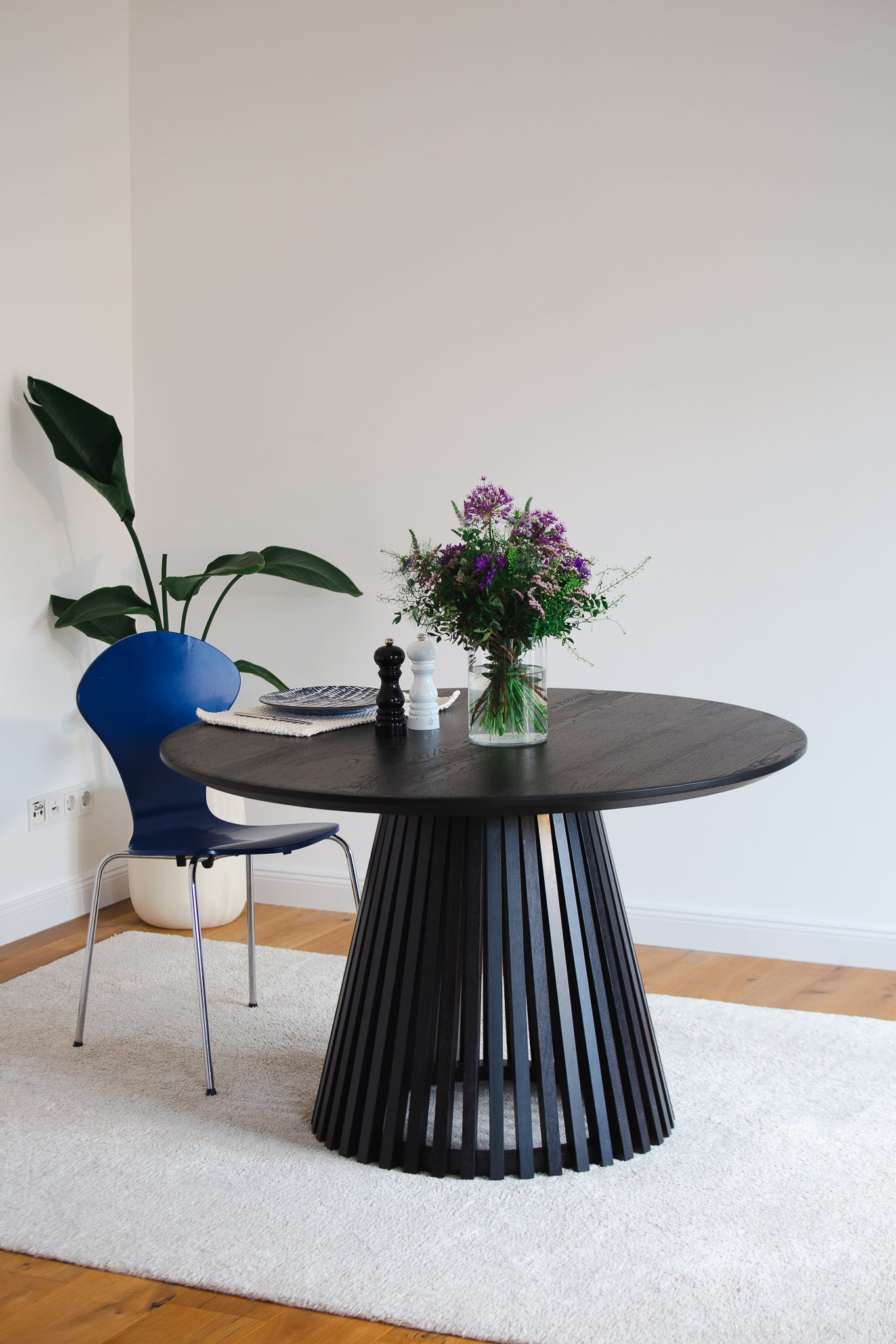 Rundtisch Helvetia aus Wildeiche mit Schweizer Kante, 120 cm, geköhlt - mit Gestell