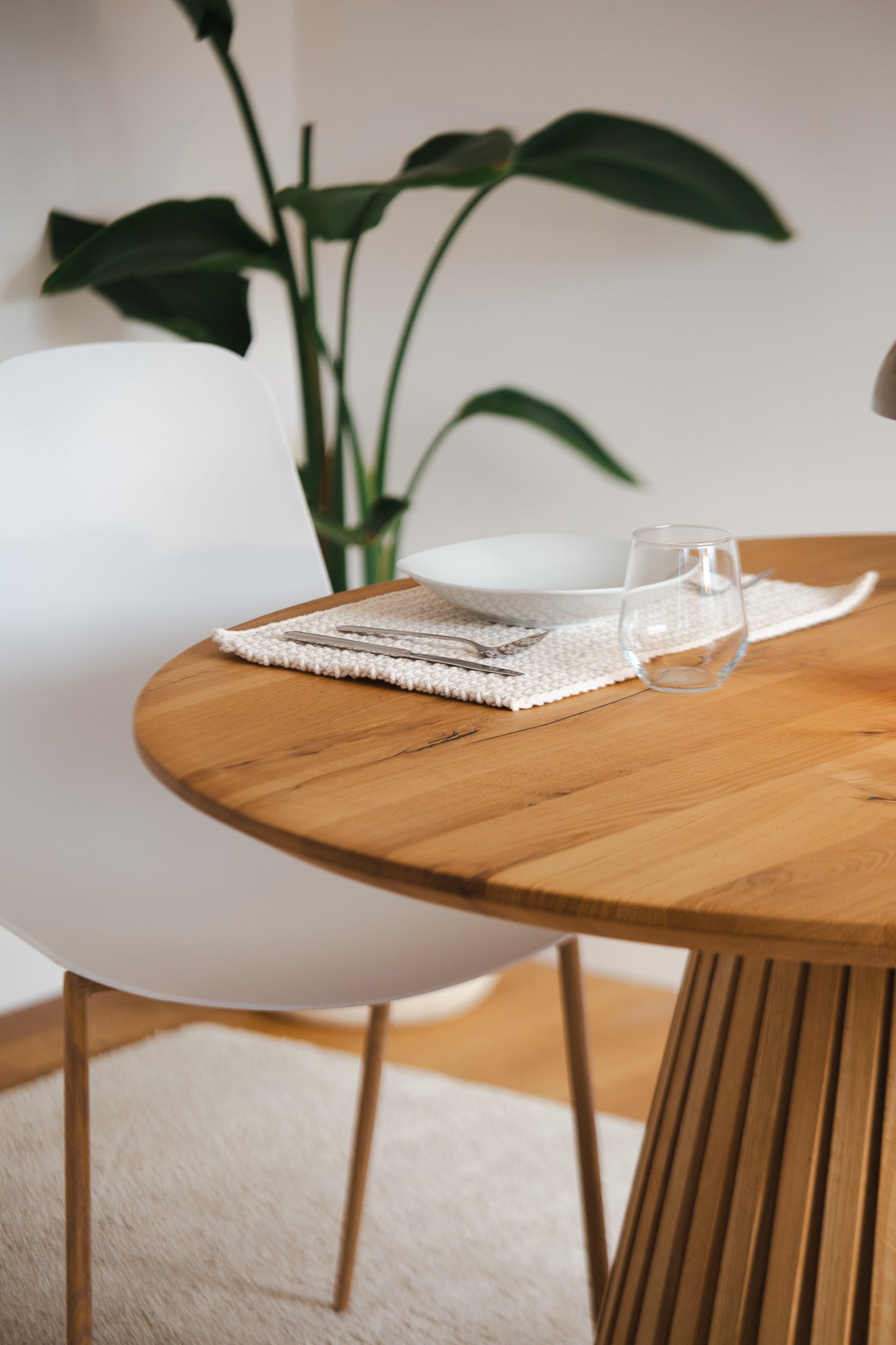 Runder Esstisch aus Wildeiche mit Schweizer Kante, 120 cm, natur geölt - Nahansicht