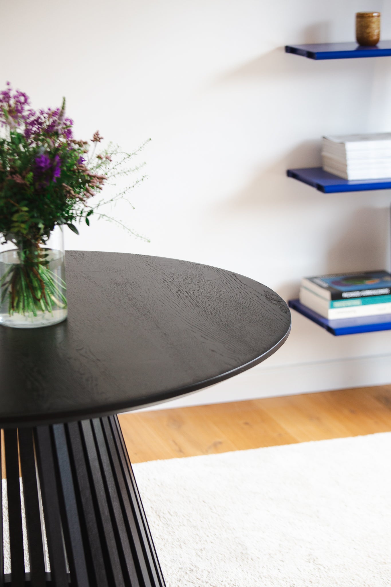 Rundtisch Helvetia aus Wildeiche mit Schweizer Kante, 140 cm, geköhlt - Ausschnitt